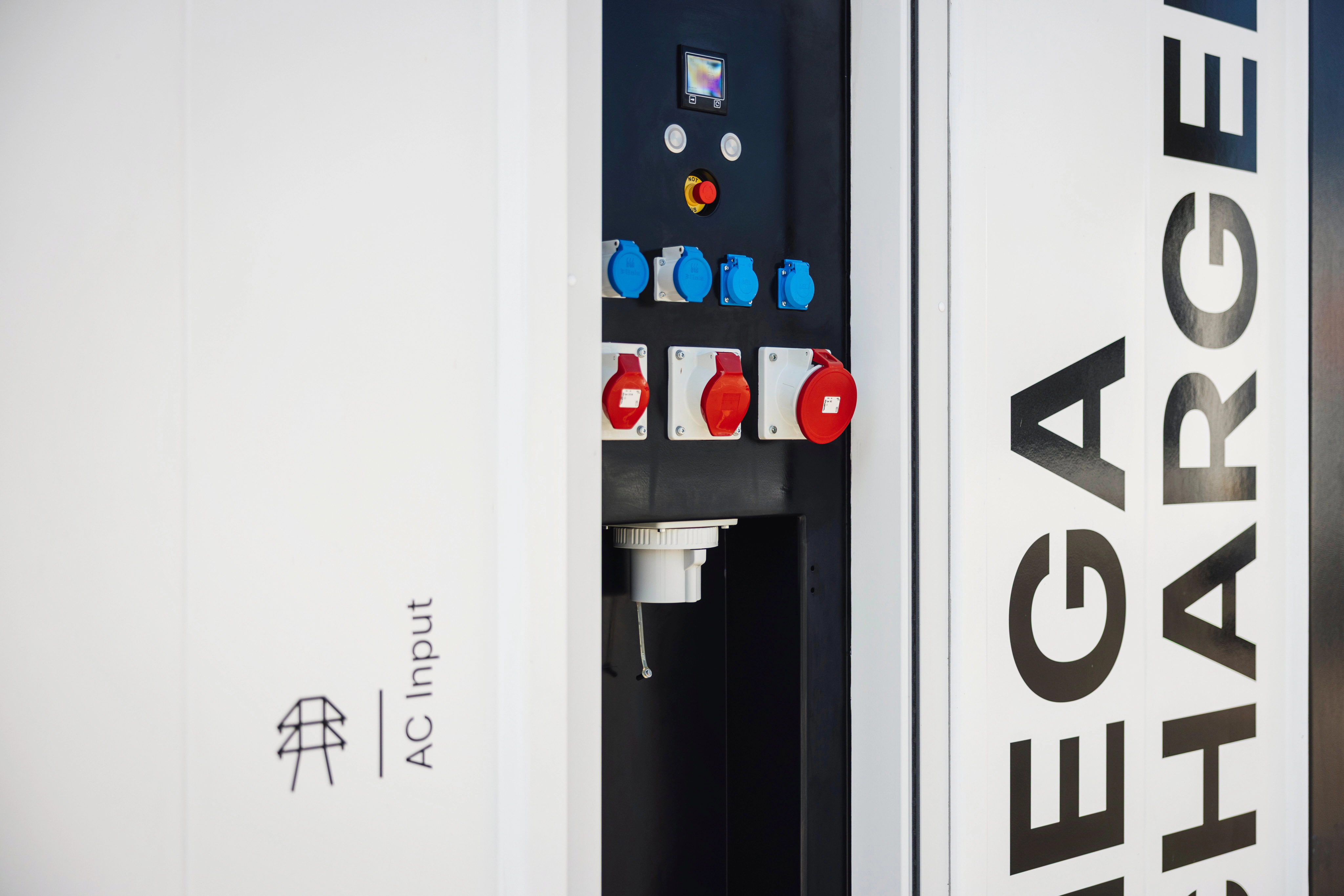 Anschlüsse am Mega Charger