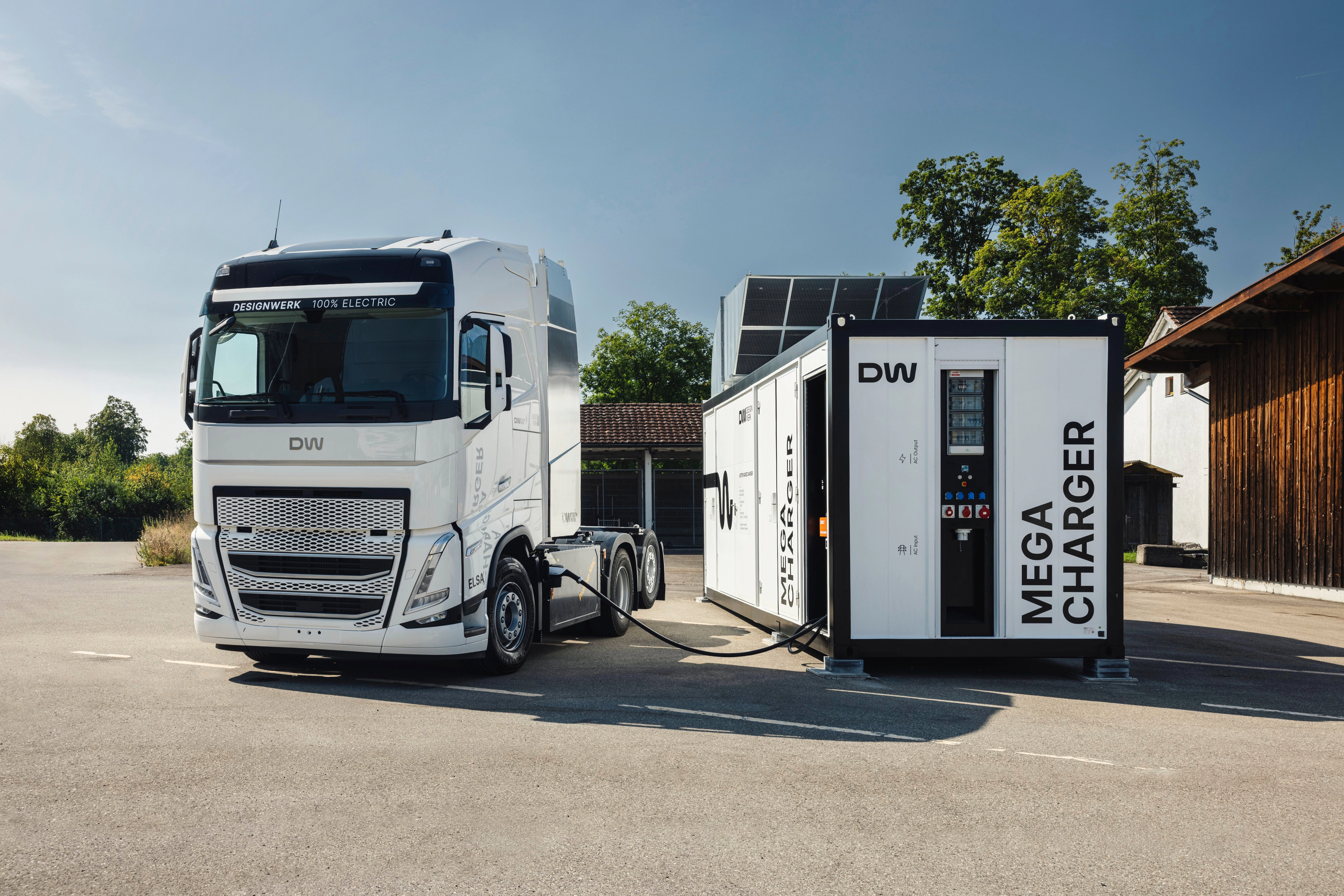 Elektro-Lastwagen mit Mega Charger