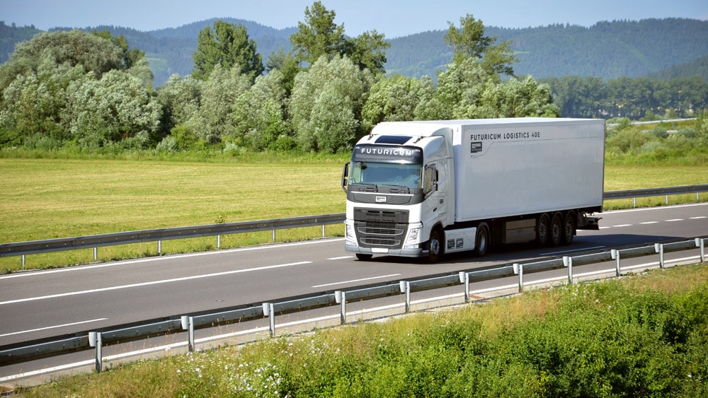 Ein E-LKW der Marke Futuricum des Typs Logistics 40E auf einer Schnellstrasse