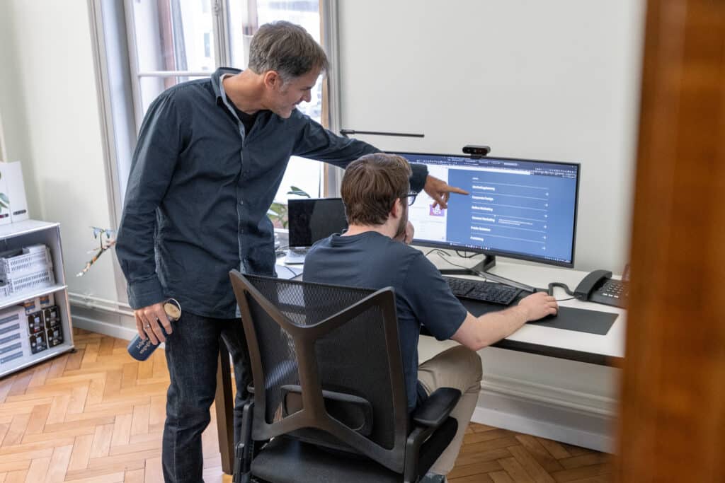 Raphael Schär und Fabian Wyssmann bei der Überprüfung des Consent Modes