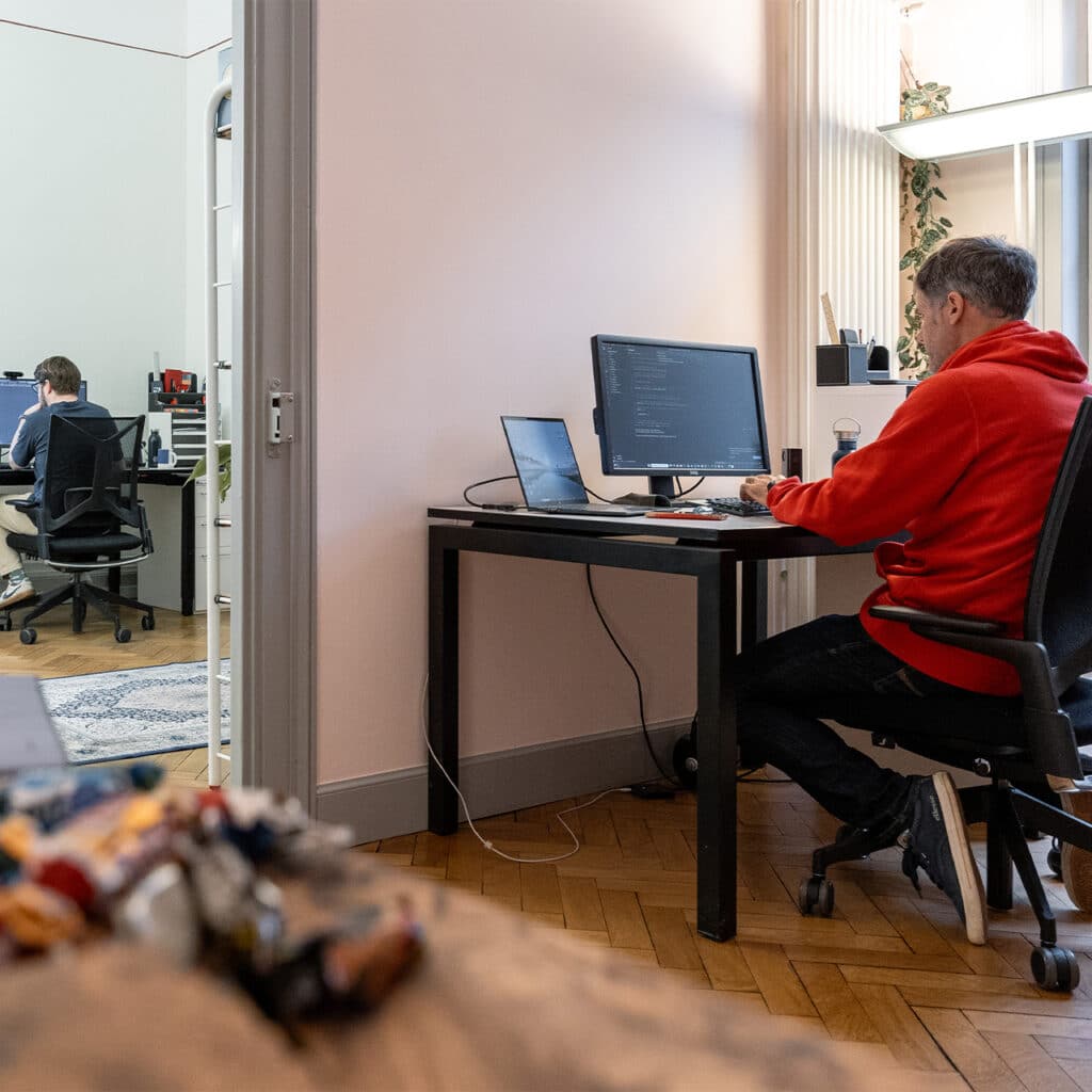 Einblicke in die Themenagentur für Cleantech, MEM-Unternehmen und KMU Raphael bei der Entwicklung
