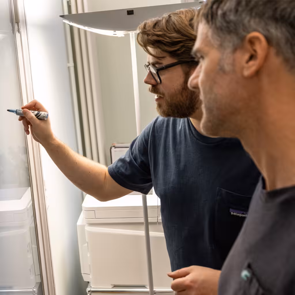 Fabian und Raphael am Whiteboard