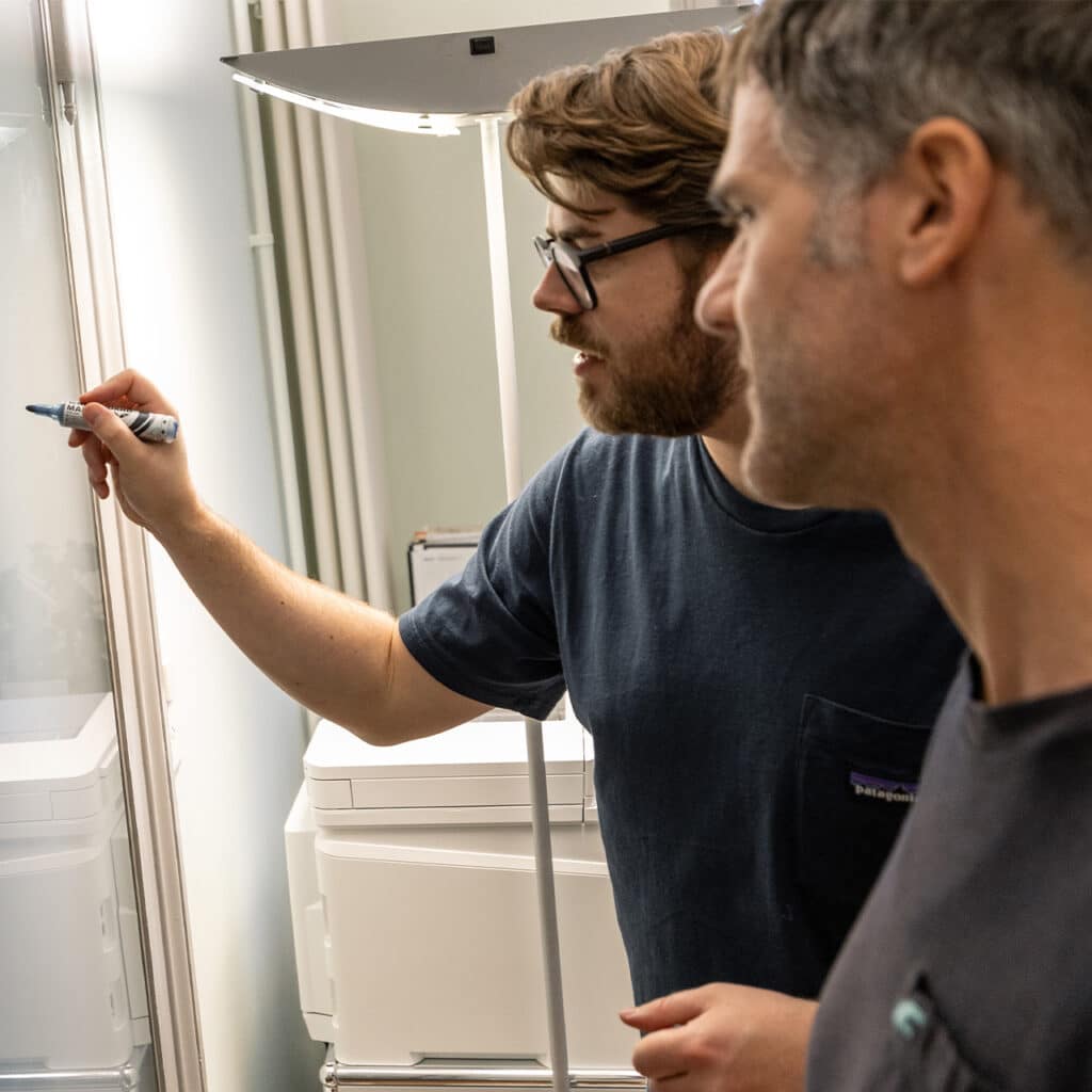 Einblicke in die Themenagentur für Cleantech, MEM-Unternehmen und KMU Fabian und Raphael am Whiteboard