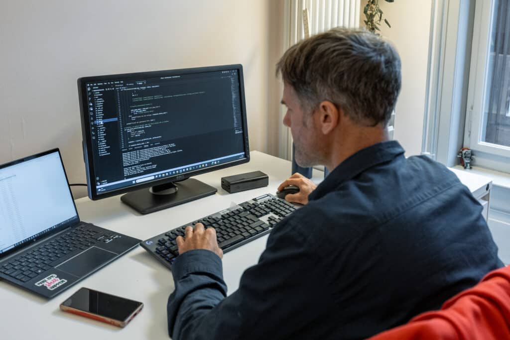 Raphael Schär arbeiten am Computer an einem Projekt